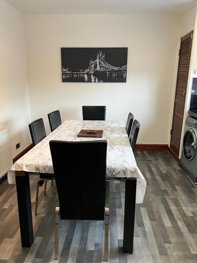 4 Bed Bungalow Near Airport เอดินบะระ ภายนอก รูปภาพ