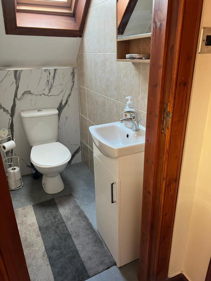 4 Bed Bungalow Near Airport เอดินบะระ ภายนอก รูปภาพ