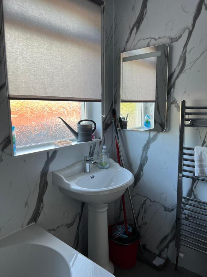 4 Bed Bungalow Near Airport เอดินบะระ ภายนอก รูปภาพ