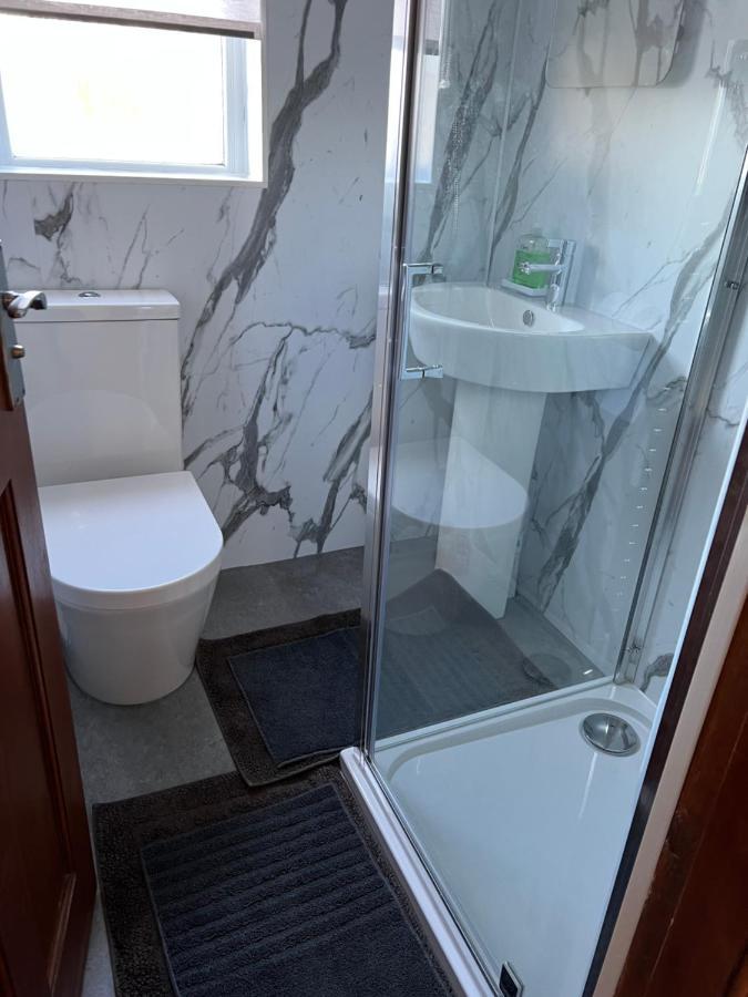 4 Bed Bungalow Near Airport เอดินบะระ ภายนอก รูปภาพ