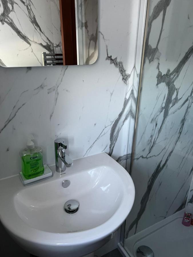 4 Bed Bungalow Near Airport เอดินบะระ ภายนอก รูปภาพ